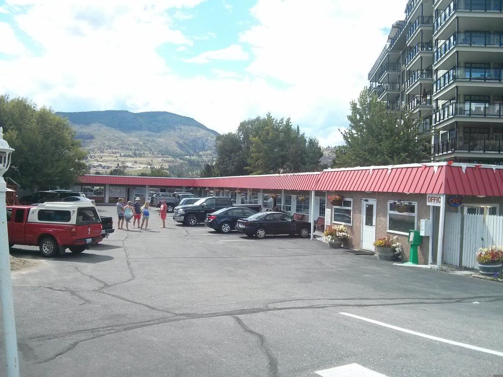 Holiday House Motel Пентіктон Екстер'єр фото