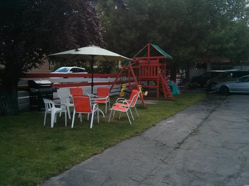 Holiday House Motel Пентіктон Екстер'єр фото