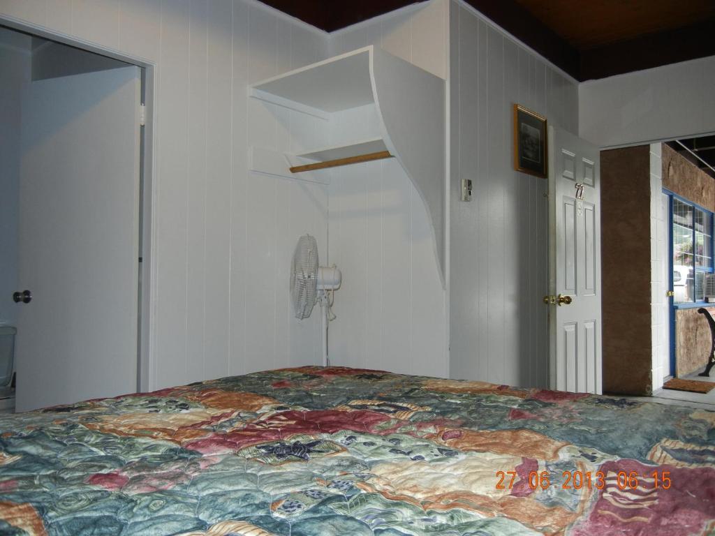 Holiday House Motel Пентіктон Номер фото