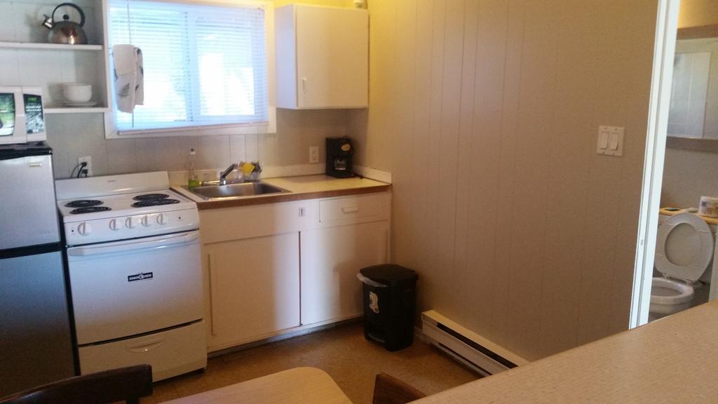 Holiday House Motel Пентіктон Екстер'єр фото