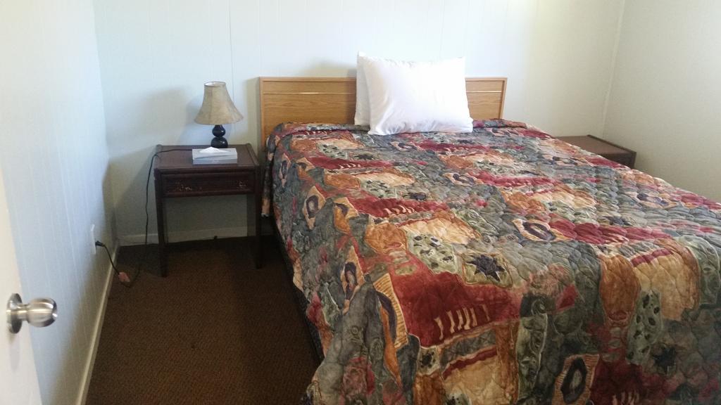 Holiday House Motel Пентіктон Екстер'єр фото
