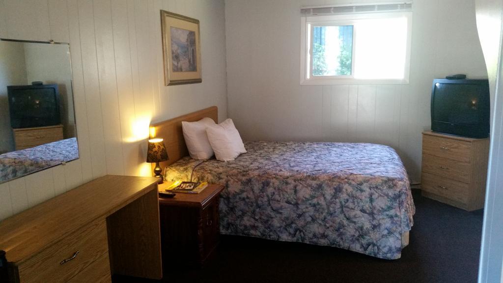 Holiday House Motel Пентіктон Екстер'єр фото