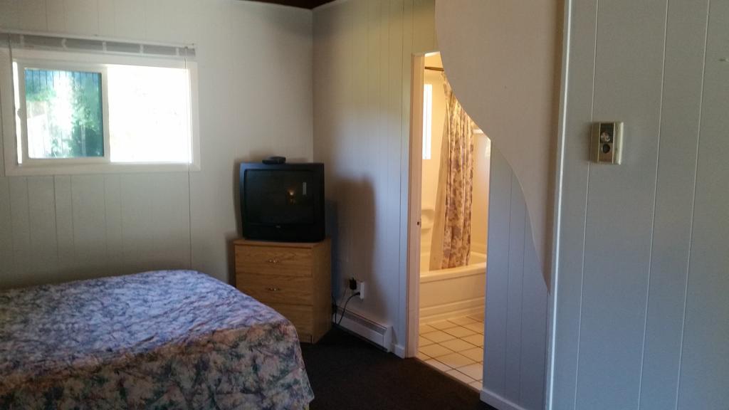 Holiday House Motel Пентіктон Екстер'єр фото