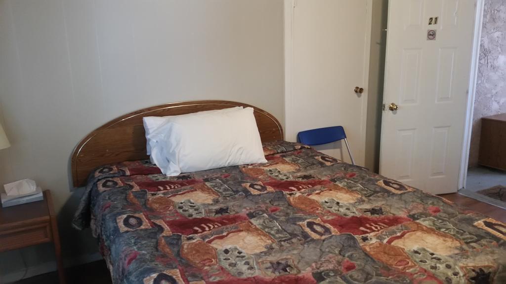 Holiday House Motel Пентіктон Екстер'єр фото