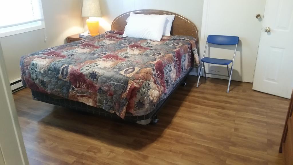 Holiday House Motel Пентіктон Екстер'єр фото
