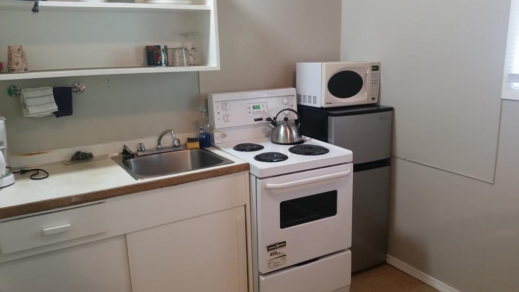 Holiday House Motel Пентіктон Екстер'єр фото