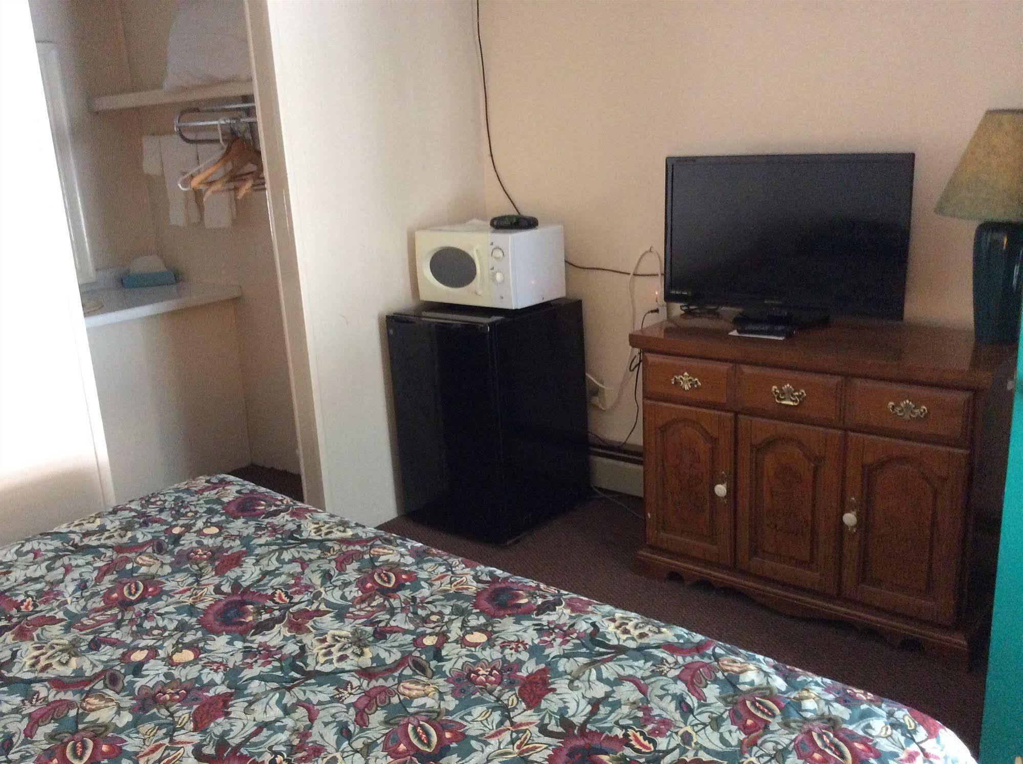 Holiday House Motel Пентіктон Екстер'єр фото