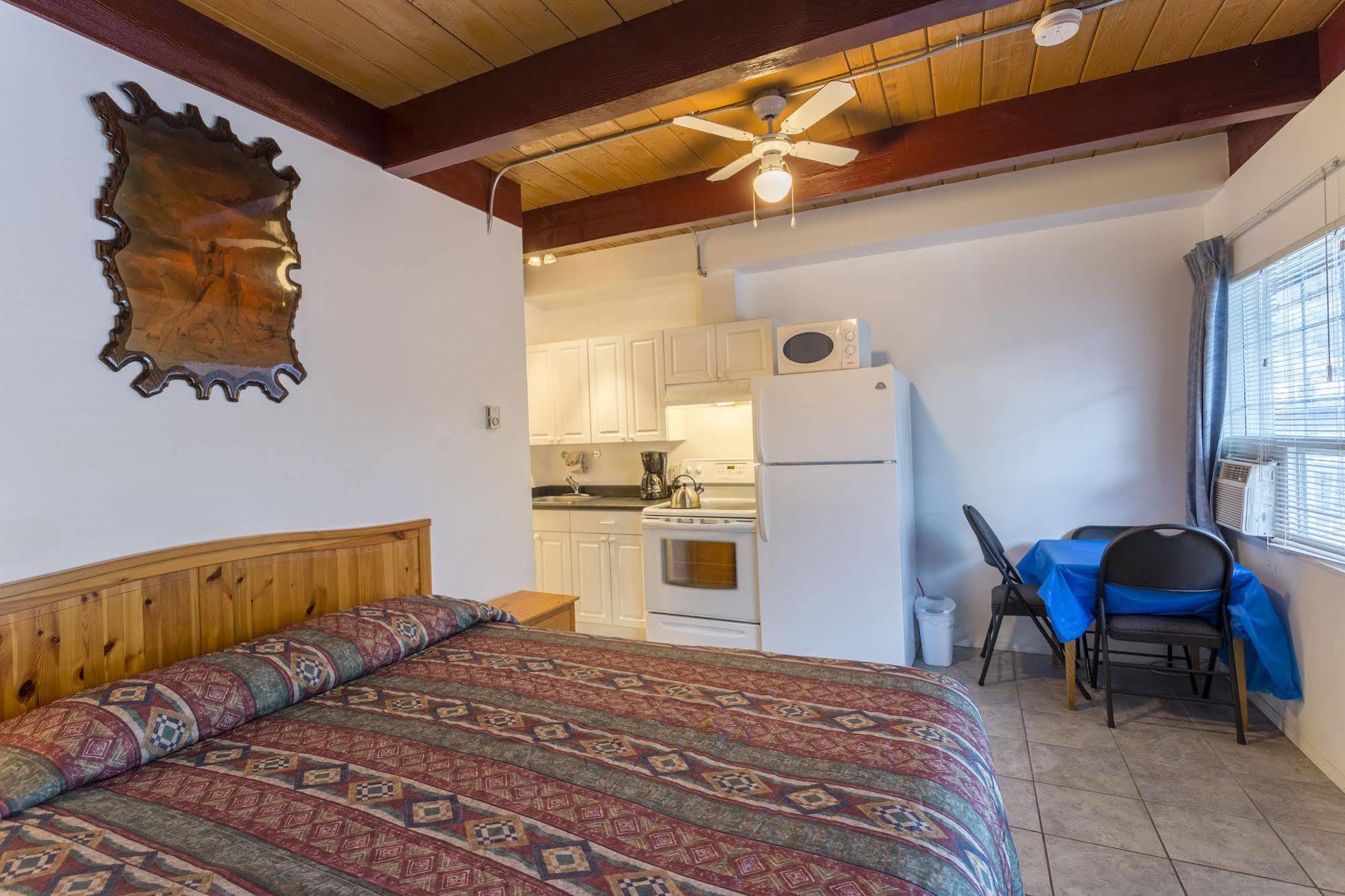 Holiday House Motel Пентіктон Екстер'єр фото
