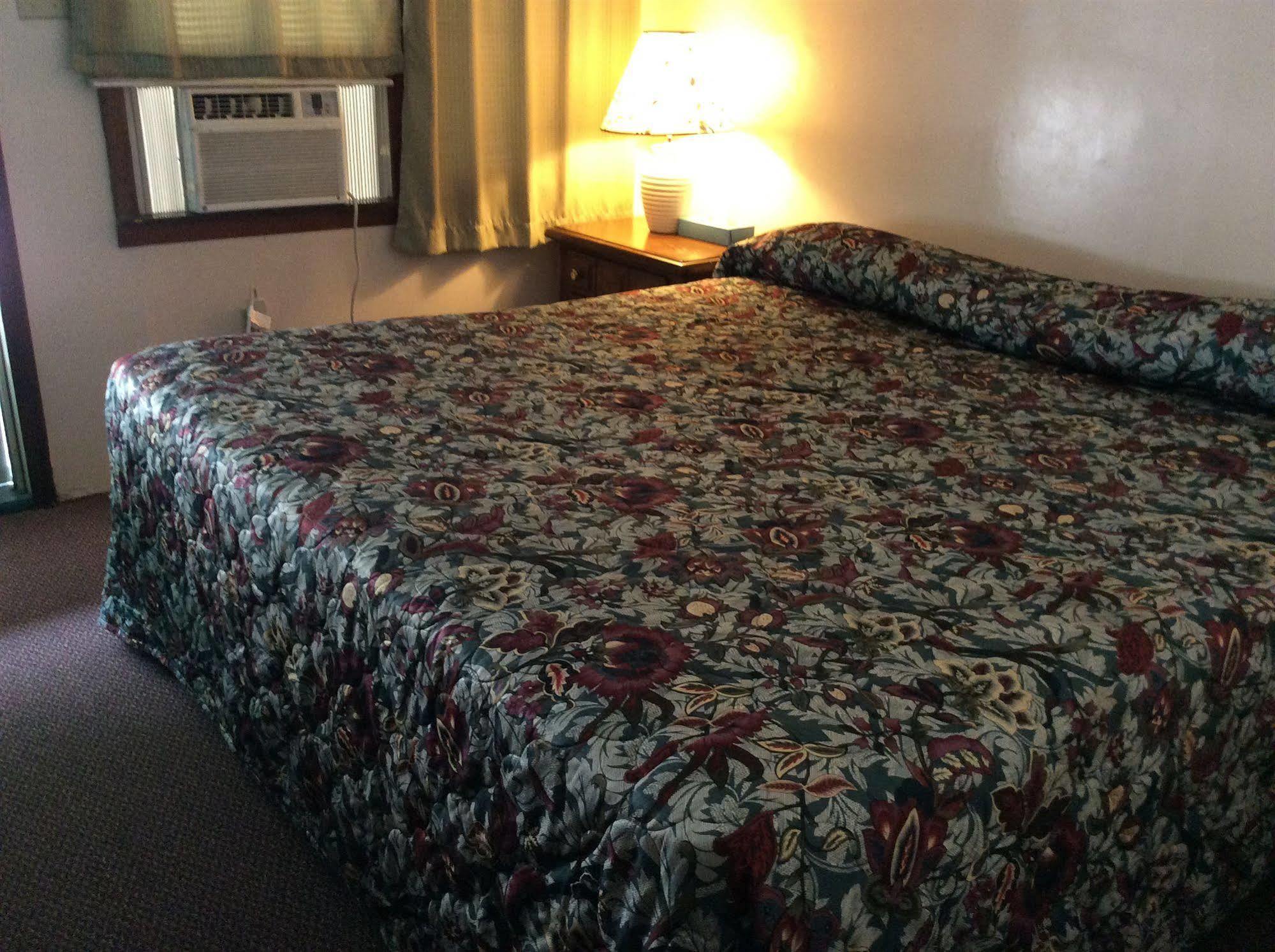 Holiday House Motel Пентіктон Екстер'єр фото