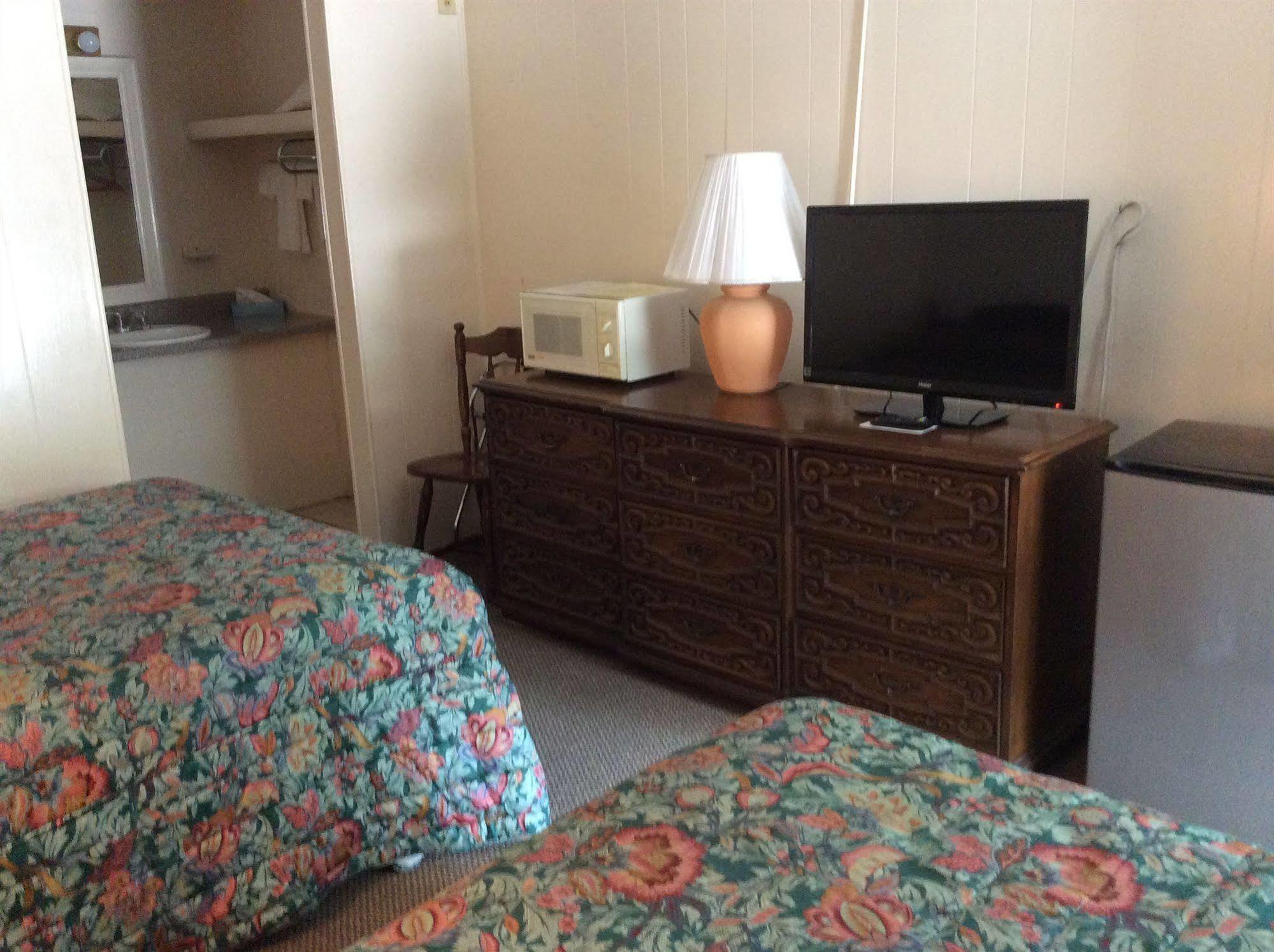 Holiday House Motel Пентіктон Екстер'єр фото