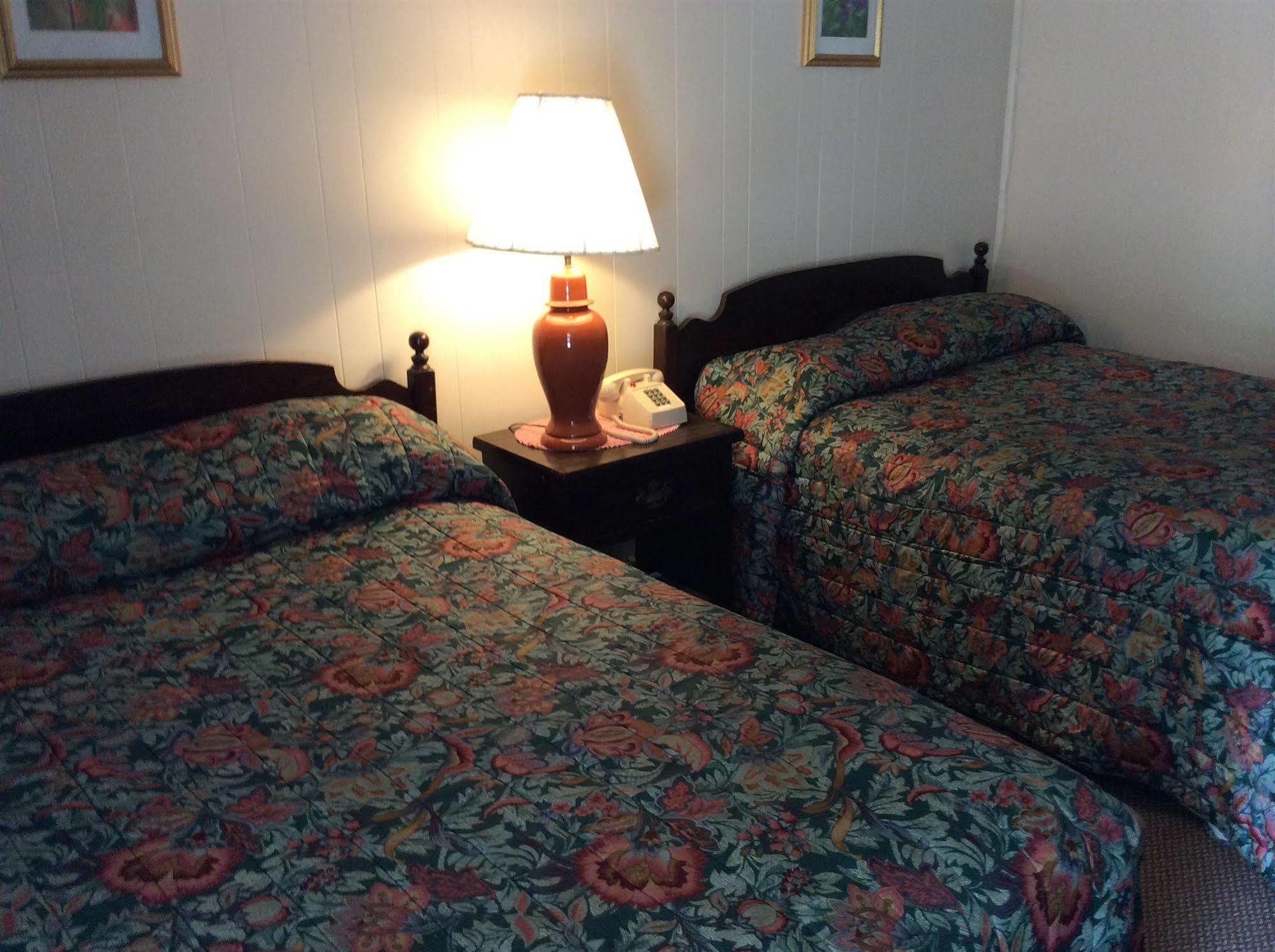 Holiday House Motel Пентіктон Екстер'єр фото