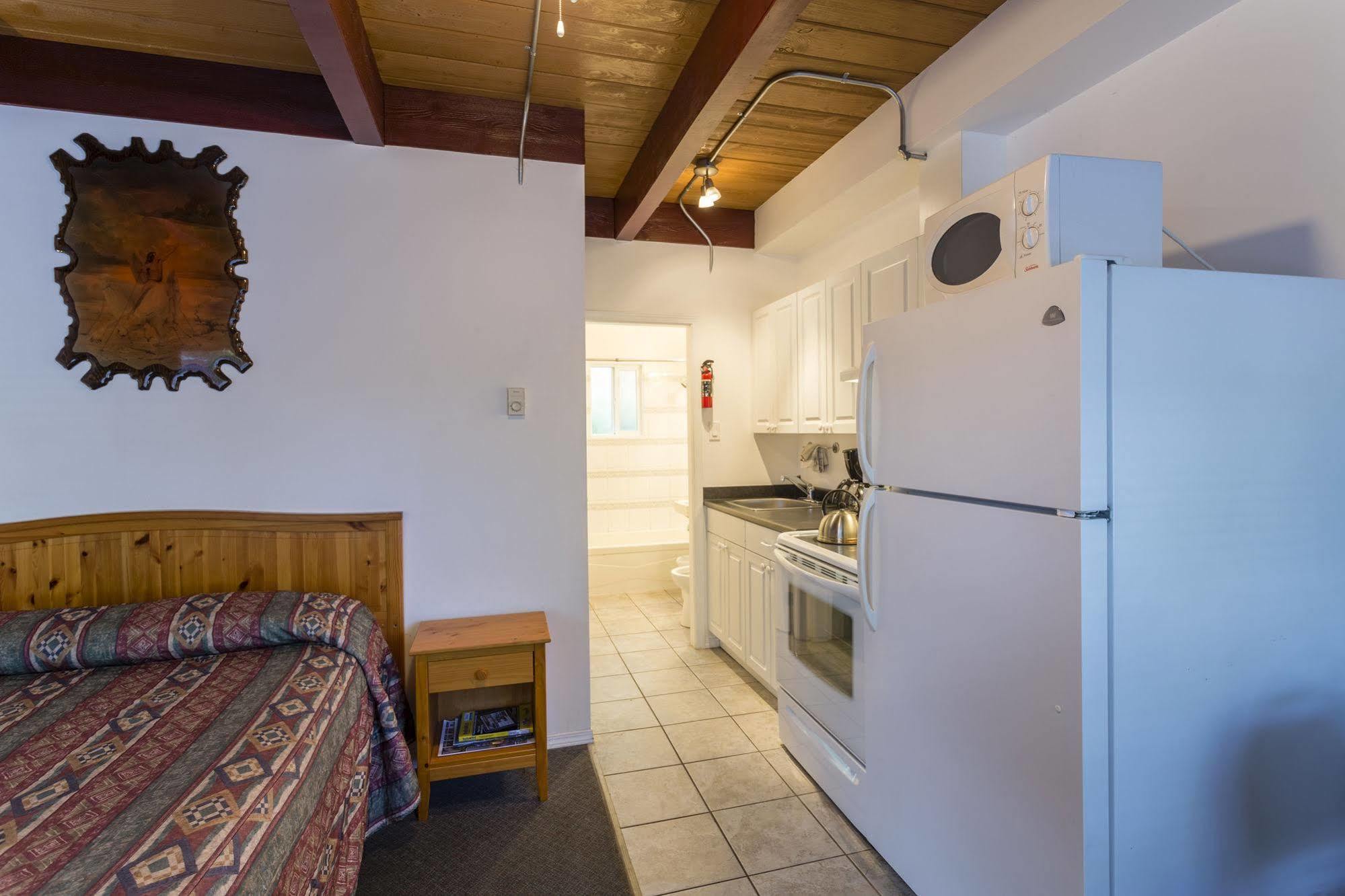 Holiday House Motel Пентіктон Екстер'єр фото