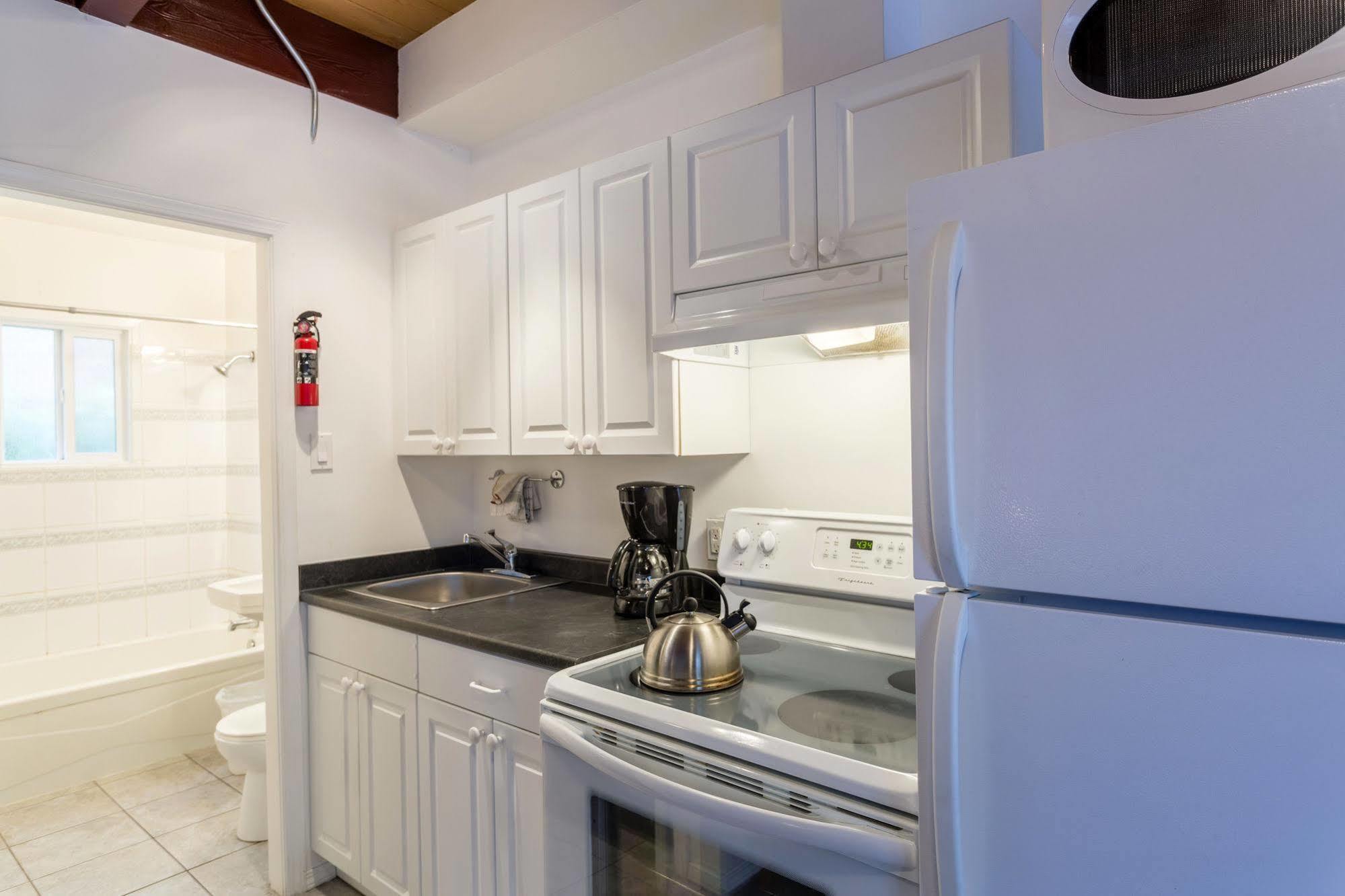 Holiday House Motel Пентіктон Екстер'єр фото