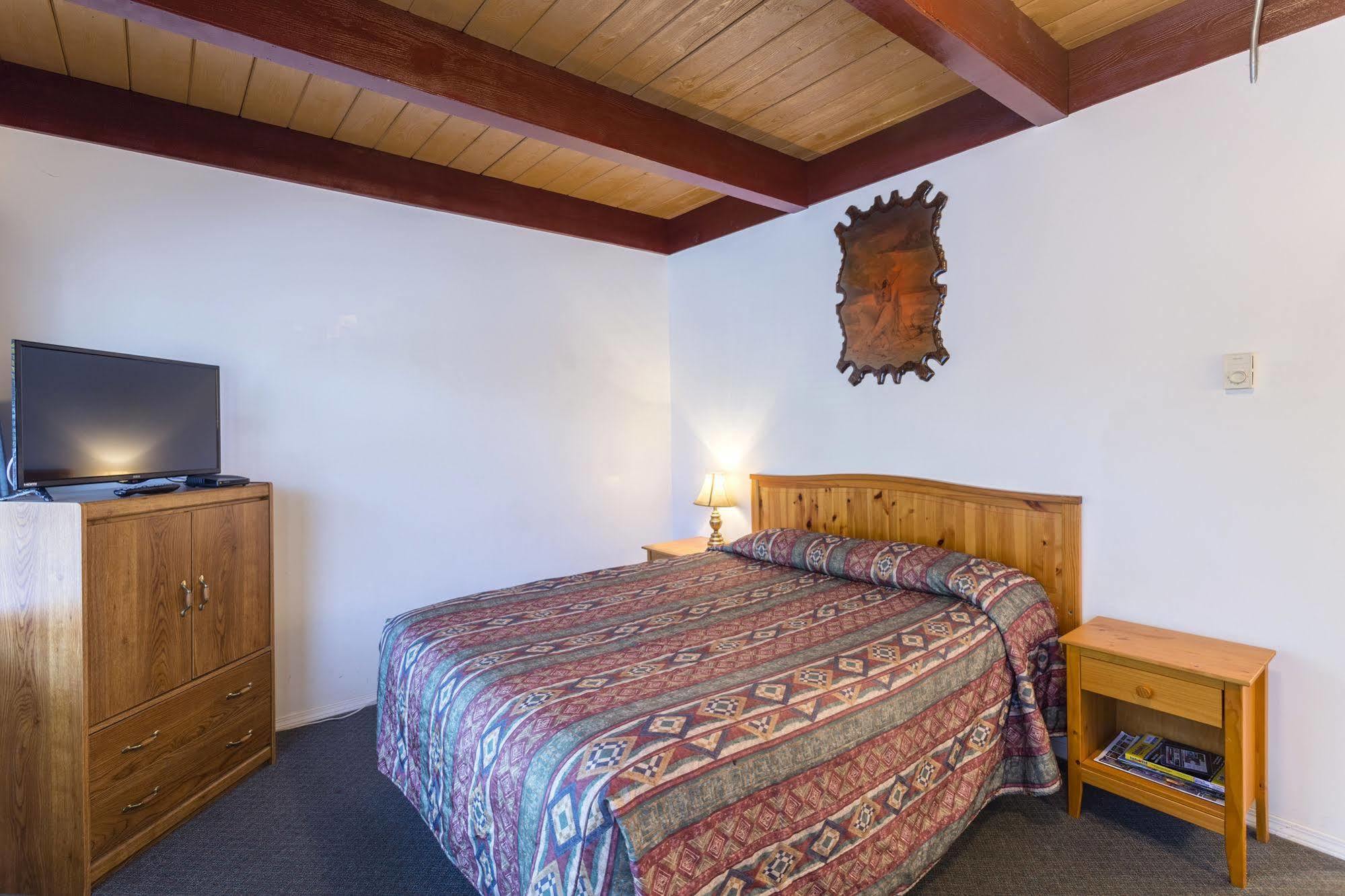 Holiday House Motel Пентіктон Екстер'єр фото