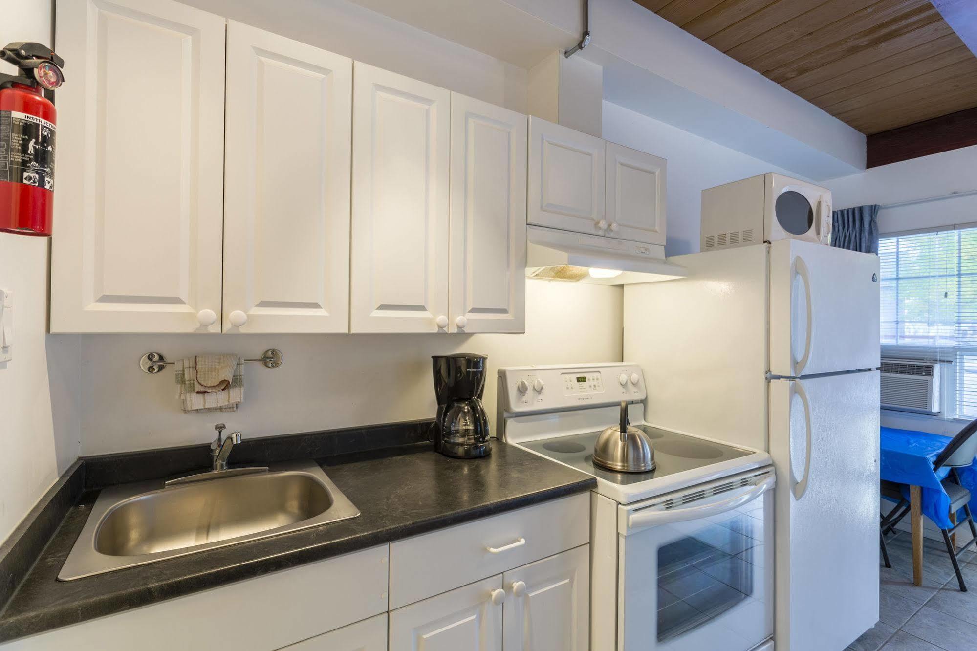 Holiday House Motel Пентіктон Екстер'єр фото