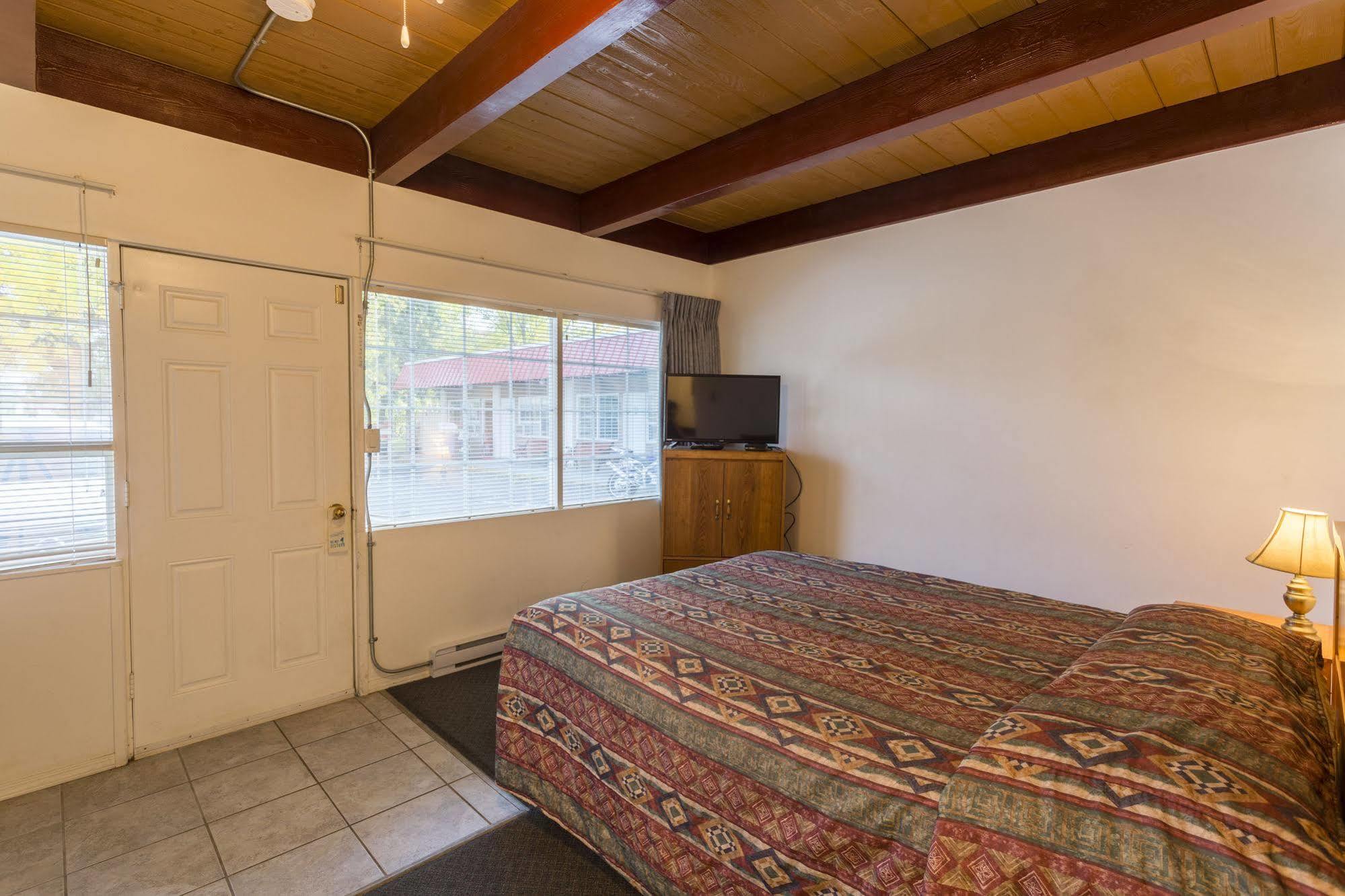 Holiday House Motel Пентіктон Екстер'єр фото